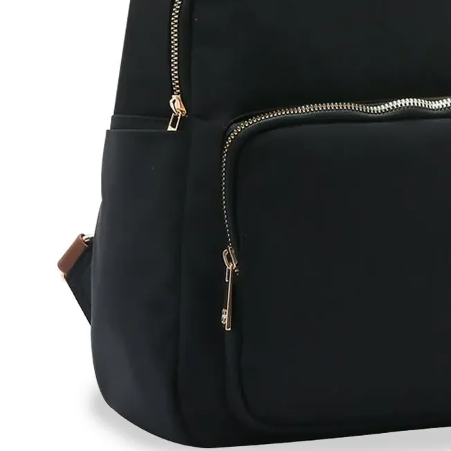 Close no bolso frontal da mochila feminina Chenson preta com zíper dourado